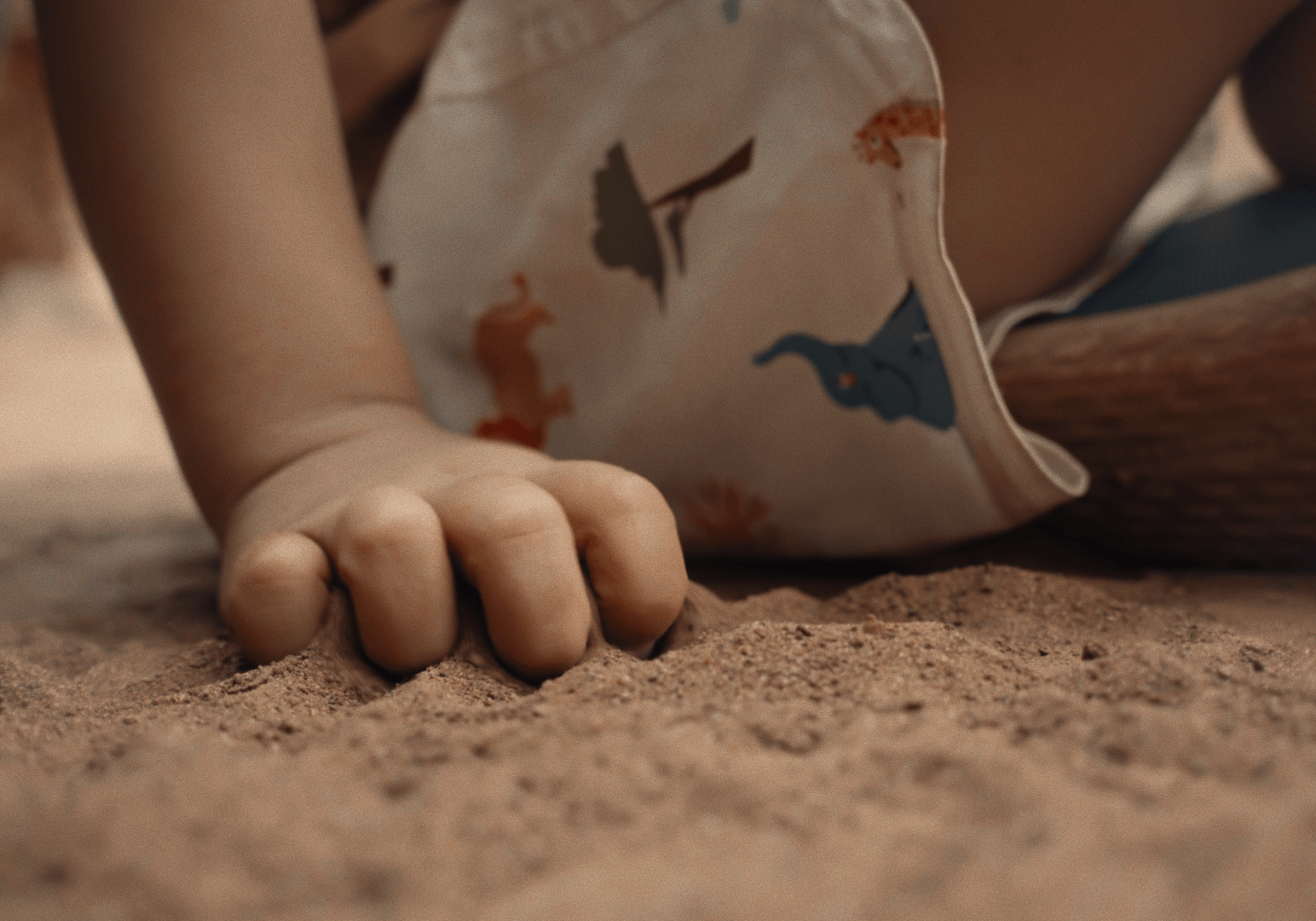 Portrait de deux habitants devant un mur en terre