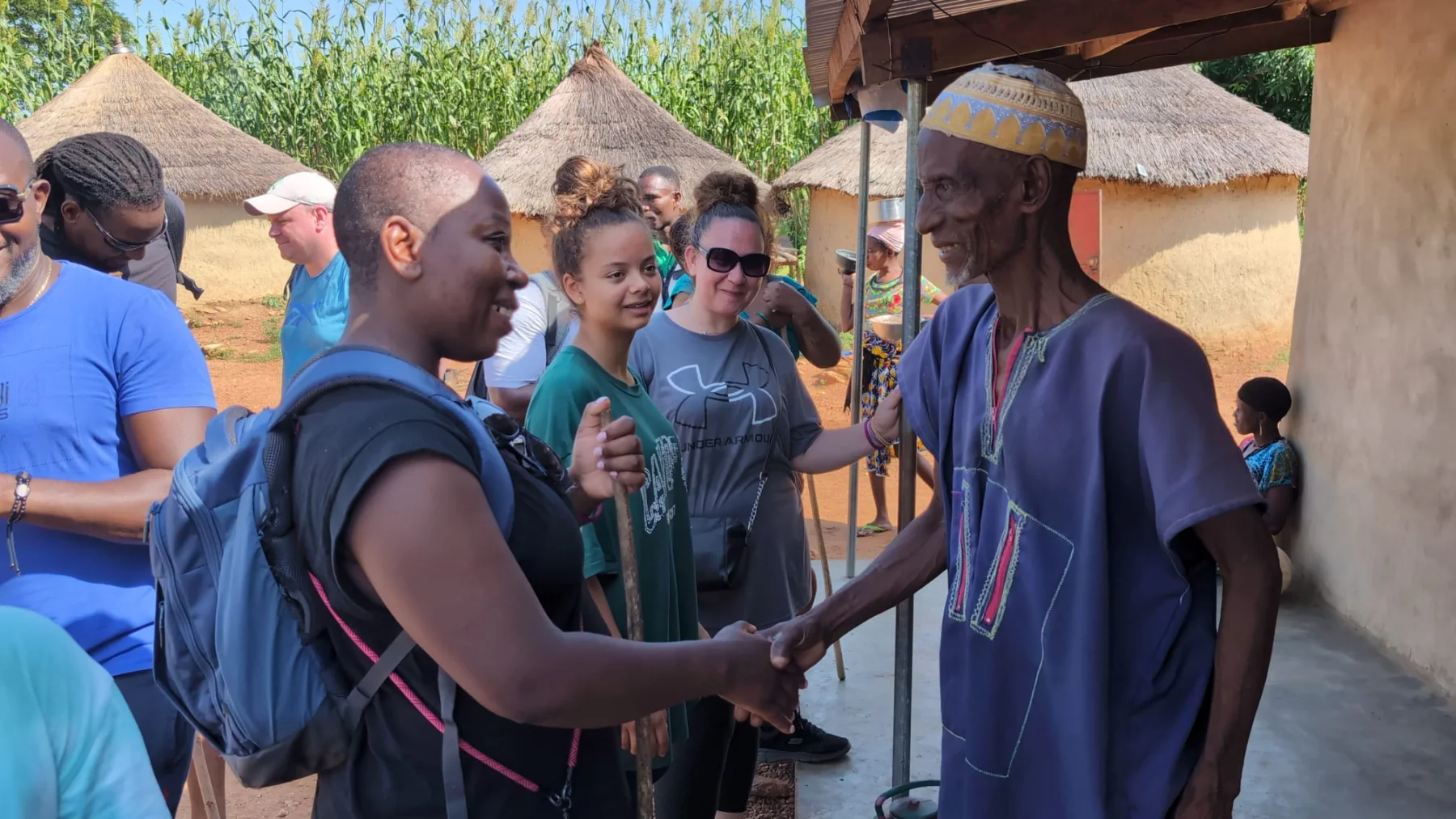 Un groupe accueilli par un habitant du village de Kakèkanmè