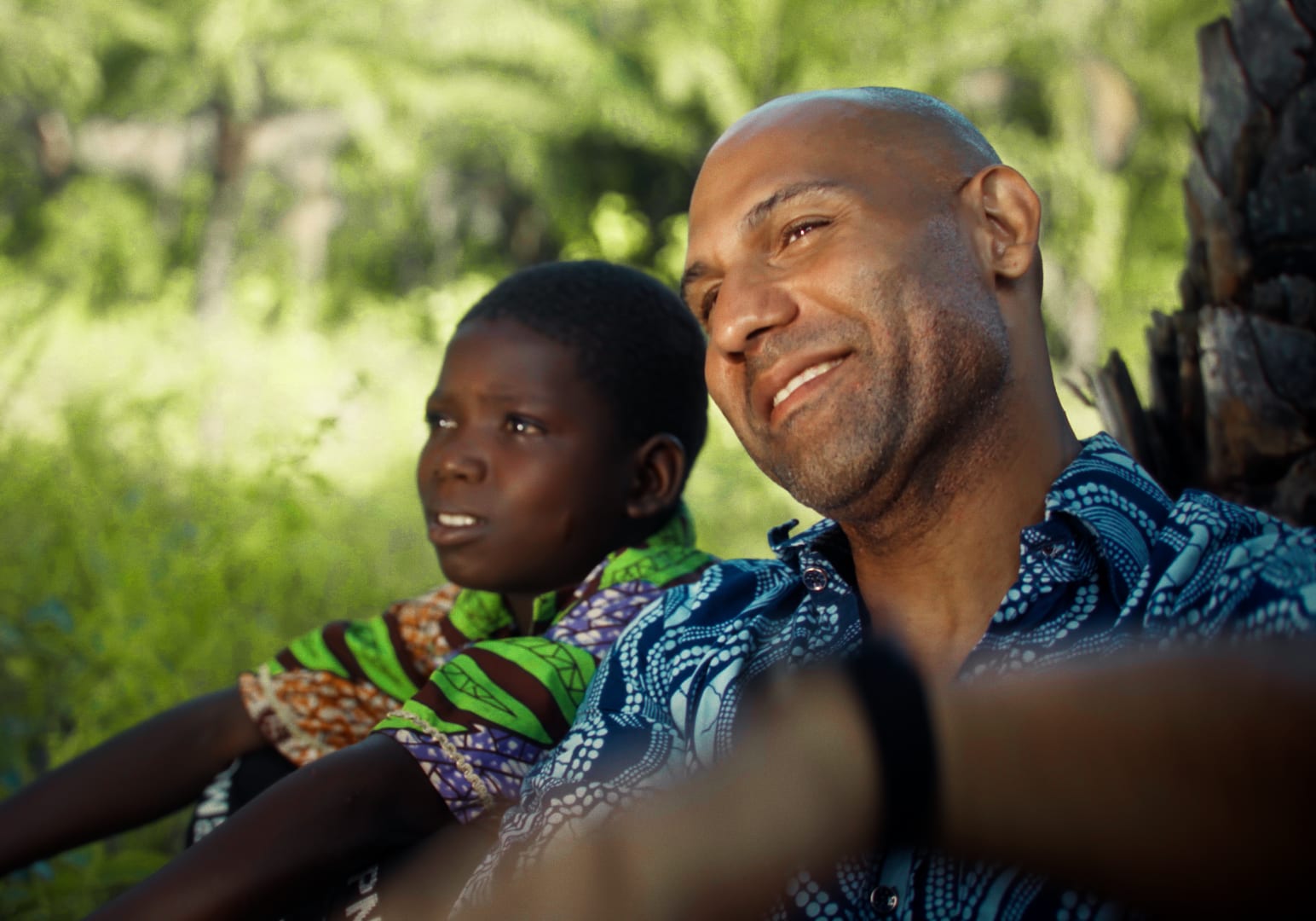 Homme et enfant regardant au loin pendant l'immersion