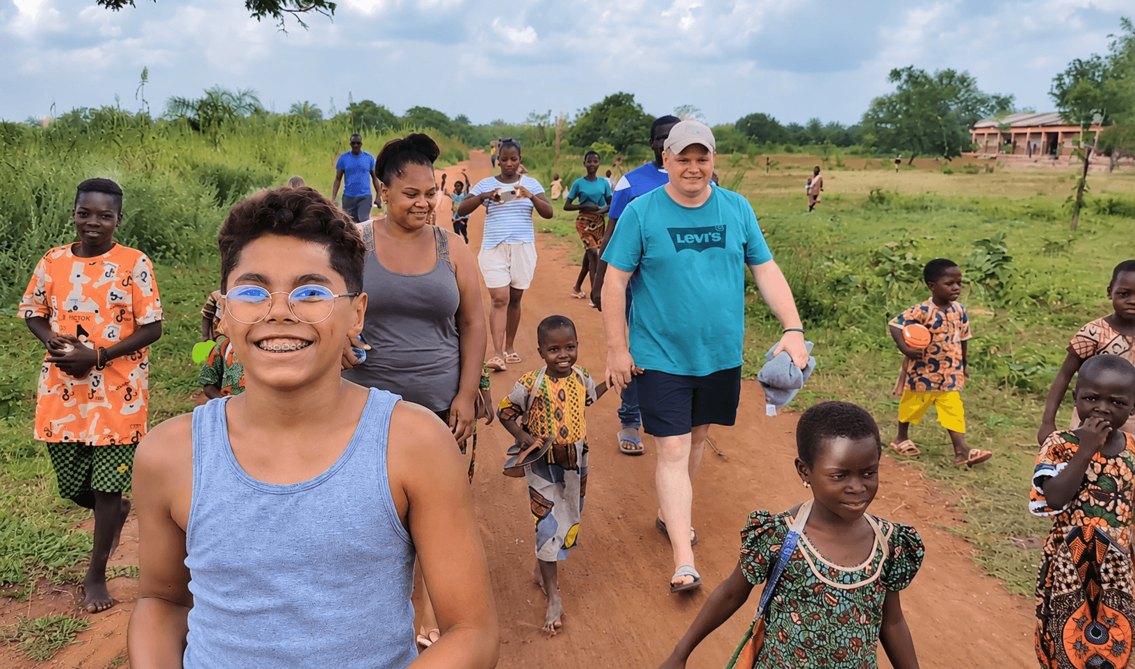 Voyageurs marchant sur un chemin au Bénin